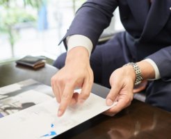 相談するスーツの男性