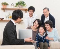 営業マンの説明を受ける家族